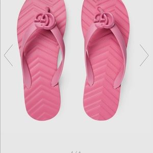 GUCCI Women's chevron thong sandal